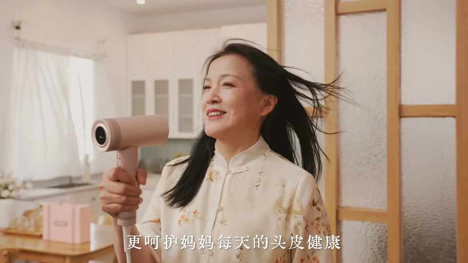 女儿使用吹风机的剧情画面