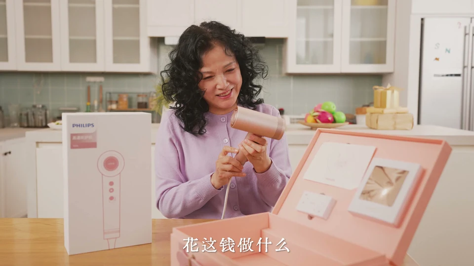 母亲与礼盒的剧情画面